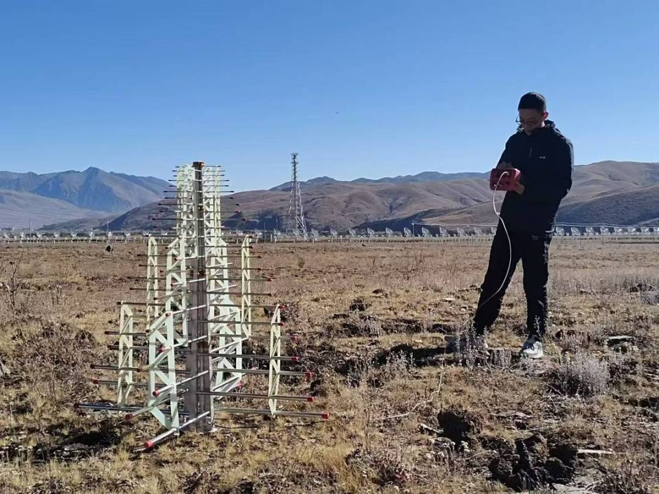 “天線(xiàn)醫(yī)生”張揚(yáng) 守護(hù)“千眼天珠”的寧?kù)o天空